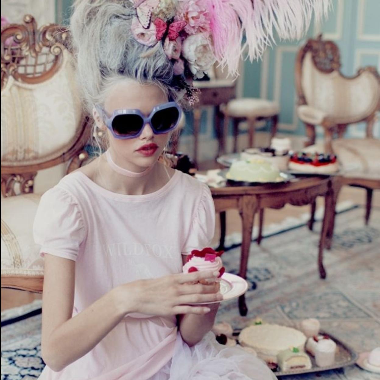 Mujer sentada en el suelo comiendo palomitas. 