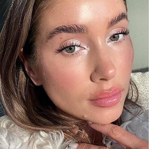 Influencer con pearl winter makeup