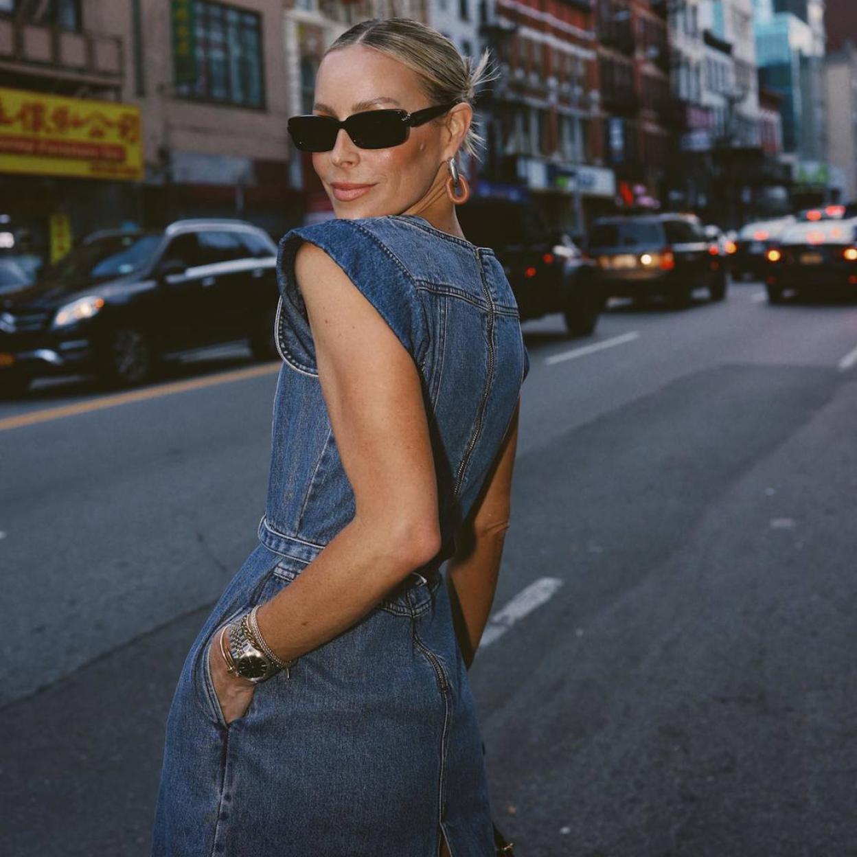 La influencer lleva un vestido básico elegante