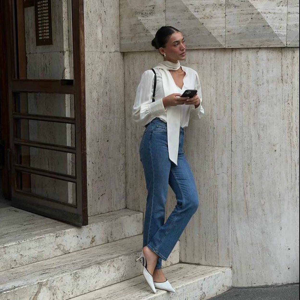 Influencer con camisa elegante