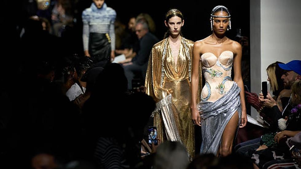 Desfile de alta costura de Jean Paul Gaultier por Juliean Dossena.