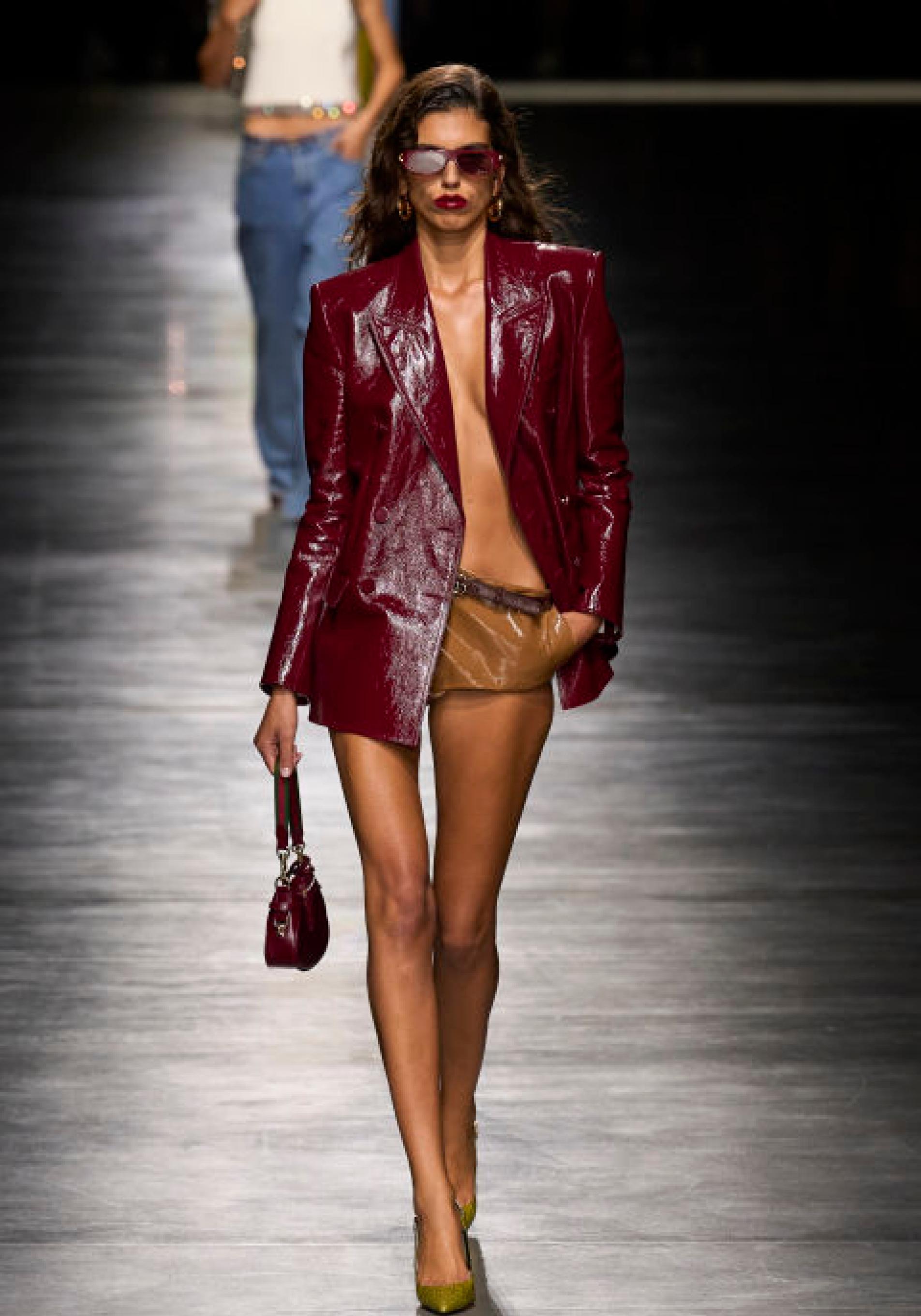 Look del primer desfile de Sabato de Sarno para Gucci.