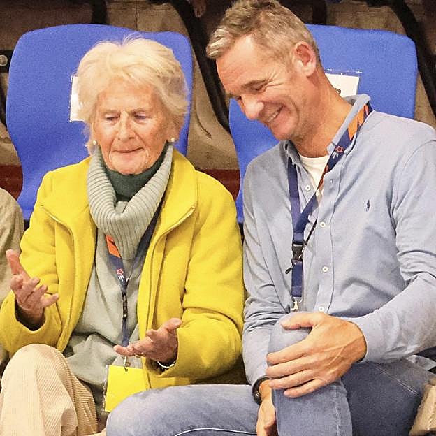 Iñaki Urdangarin, en una foto reciente con su madre, Claire Liebaert. 