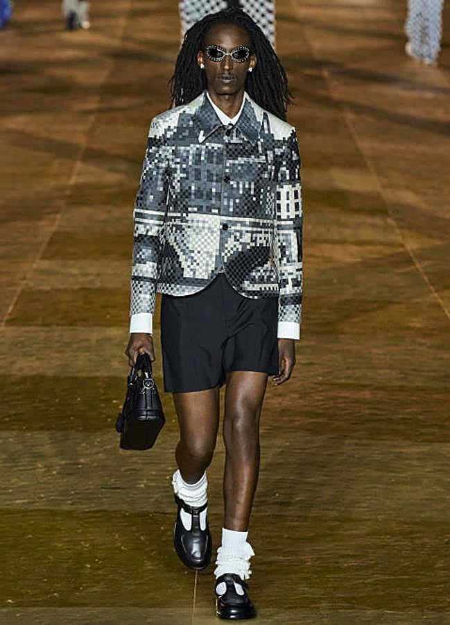 Imagen - Chaqueta estampada con los píxeles que protagonizaron el desfile de Louis Vuitton hombre para el próximo verano.