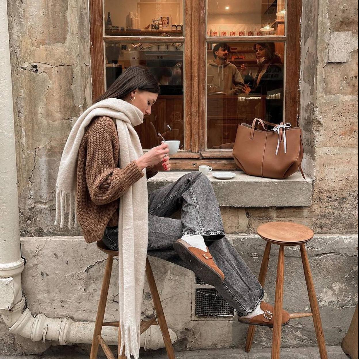 Influencer con zuecos planos con calcetines