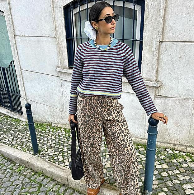 Look con estampado de rayas y leopardo 