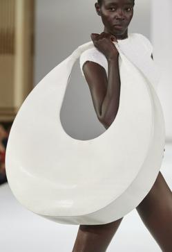 Imagen secundaria 2 - Maxibolsos de Brandon Maxwell, Ferragamo y Staud.