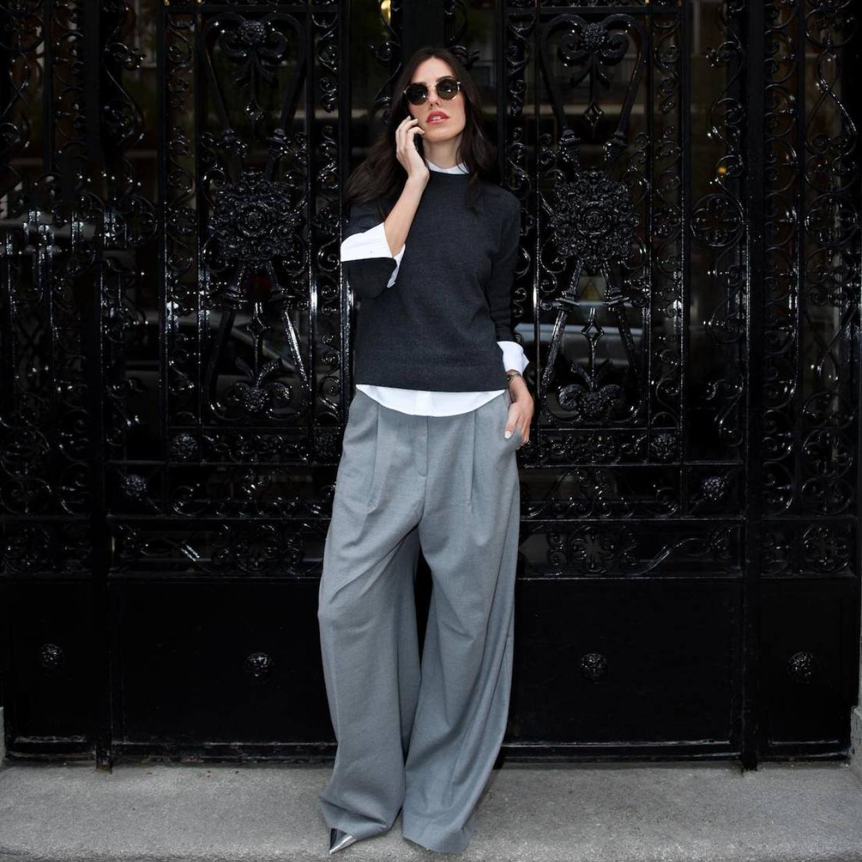 Influencer con pantalones para la oficina