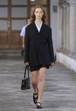 Imagen secundaria 2 - Imágenes de desfile de Tod's, Miu Miu y Bally, en orden, para este verano.