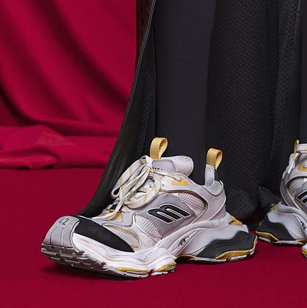 Imagen principal - Sneakers de Balenciaga (arriba a la izquierda) y Valentino, a la derecha. Imagen de desfile de la última, abajo del todo.