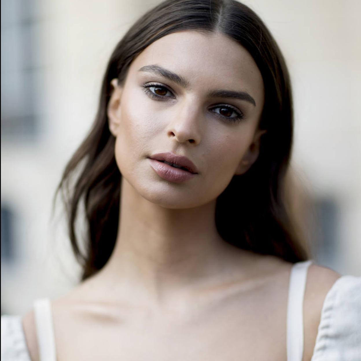 Emily Ratajkowski con contorno de ojos joven y descansado