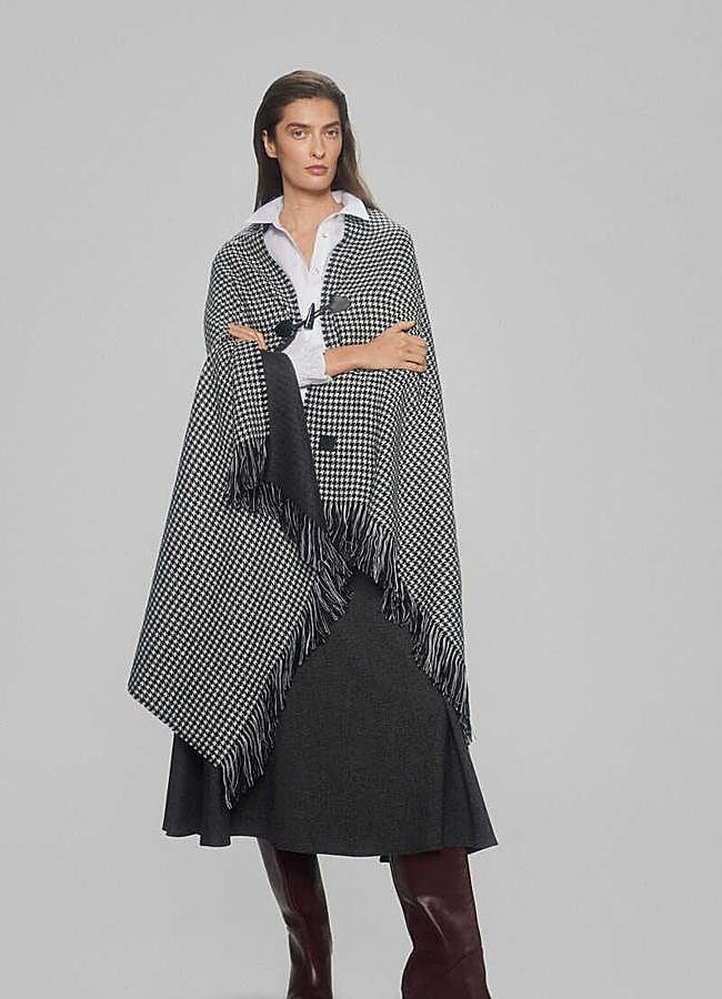Imagen - Poncho con flecos y estampado de cuadros de Pedro del Hierro.