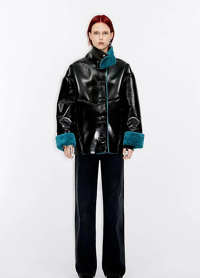 Imagen - Abrigo cno tejido brillante e interior de pelo azul de Bimba y Lola.