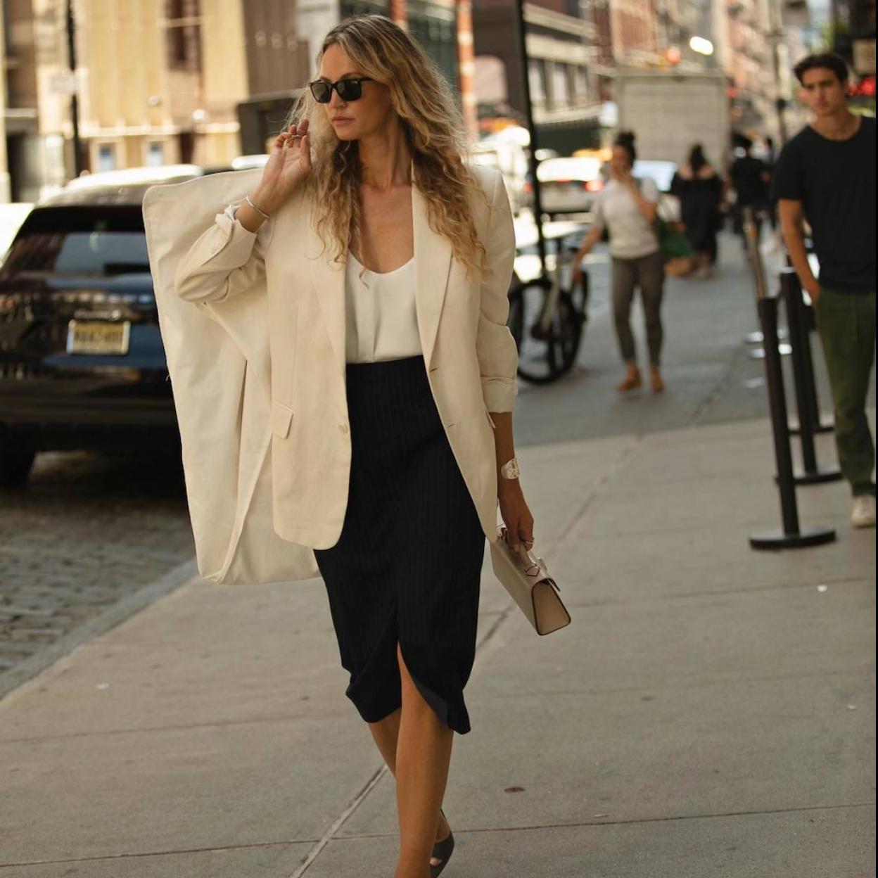 Influencer con falda midi negra