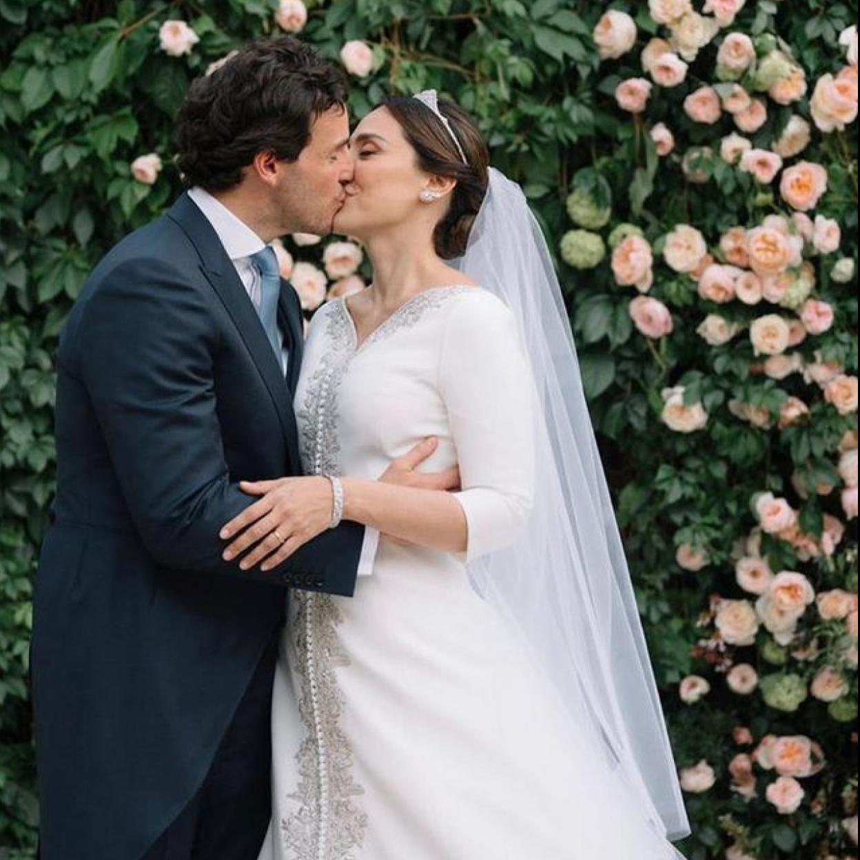 Íñigo Onieva y Tamara Falcó se besándose en el día de su boda.