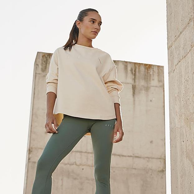 La rutina de Pilates de solo cuatro ejercicios para mejorar tu postura y espalda si pasas mucho tiempo en una silla