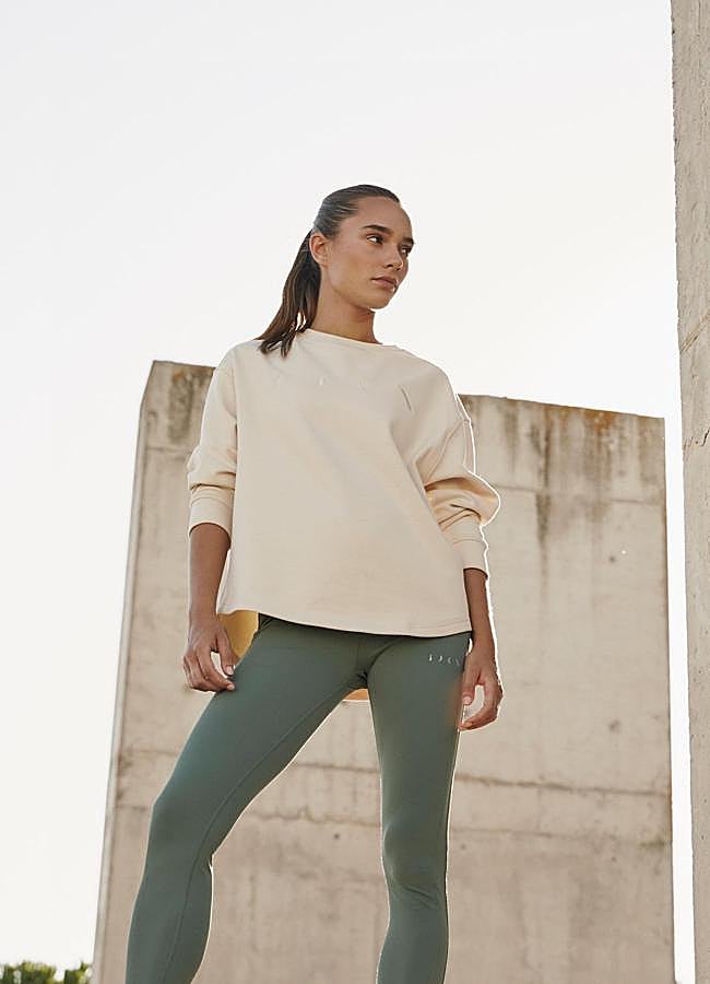 Imagen - Mujer con ropa deportiva. / @BORNLIVINGYOGA