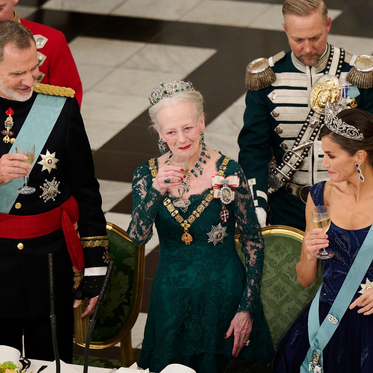 Abdica la reina Margarita de Dinamarca tras el escándalo de su hijo Federico en Madrid