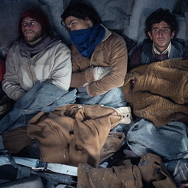 Agustín Pardella como Nando, Enzo Vogrincic como Numa y Tomás Wolf como Gustavo Zerbino, en una imagen de La sociedad de la nieve.