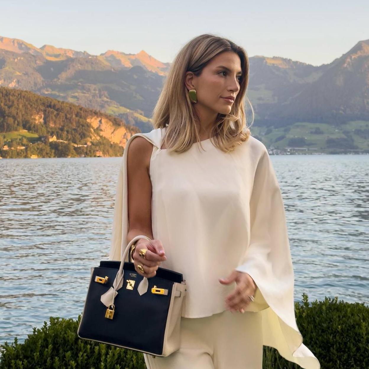 La influencer lleva una blusa capa elegante