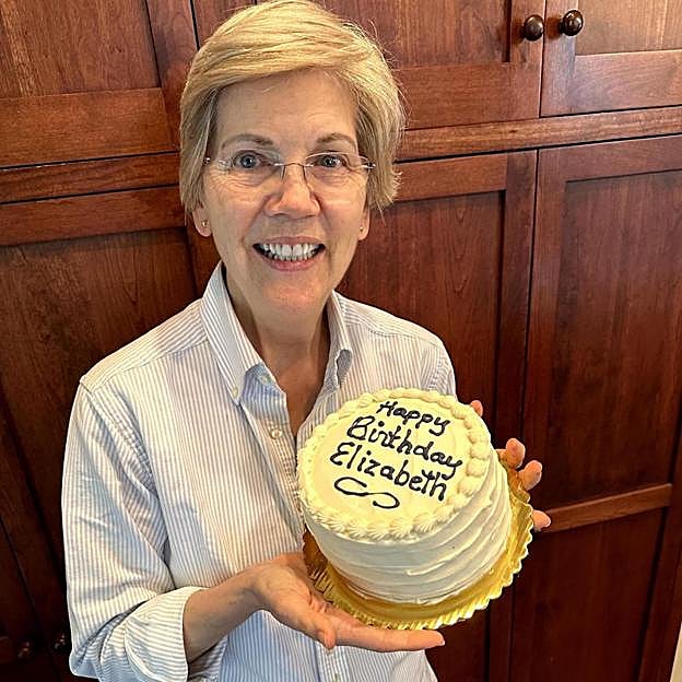 La senadora demócrata Elizabeth Warren celebrando su cumpleaños. 