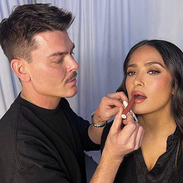 El maquillador Mario Dedivanovic pintando a Salma Hayek