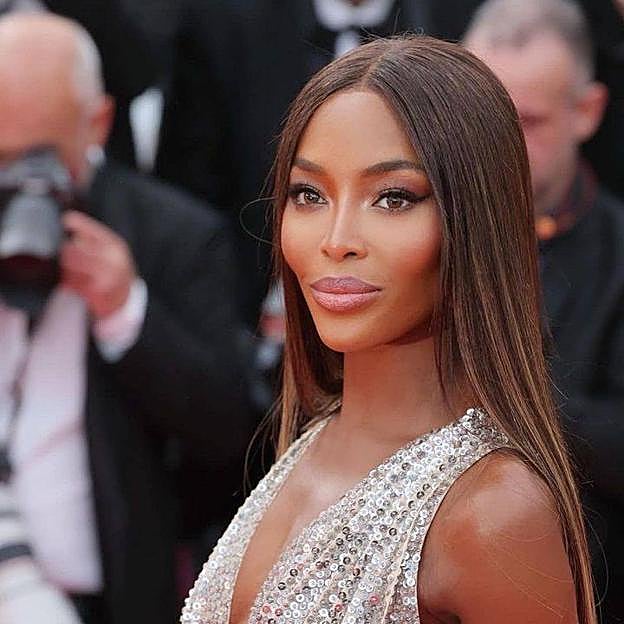 Naomi Campbell en la alfombra roja con maquillaje de la makeup artist Pat McGrath