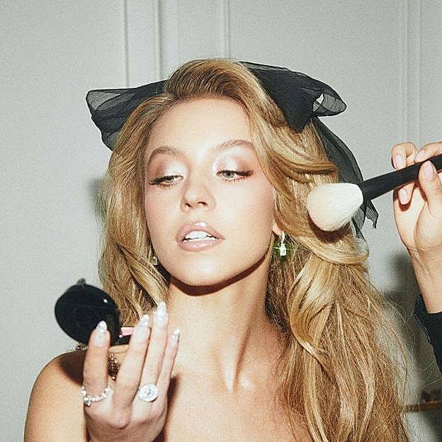 Sydney Sweeney con maquillaje hecho por la mua Melissa Hernandez