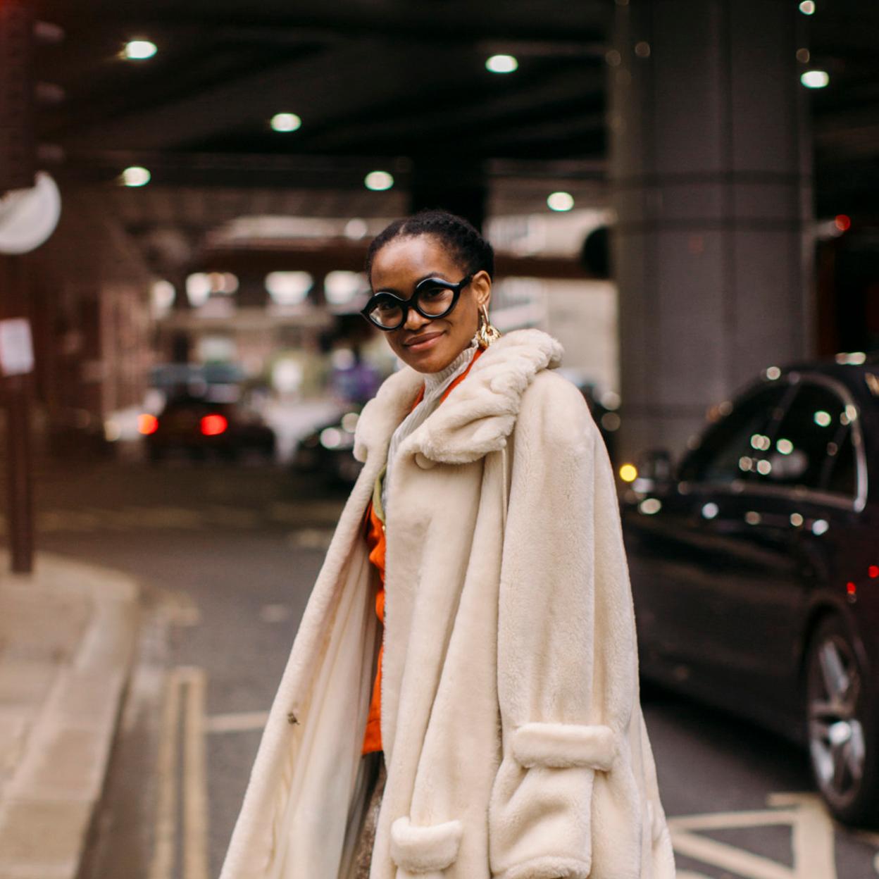 Una mujer con abrigo de borreguillo.