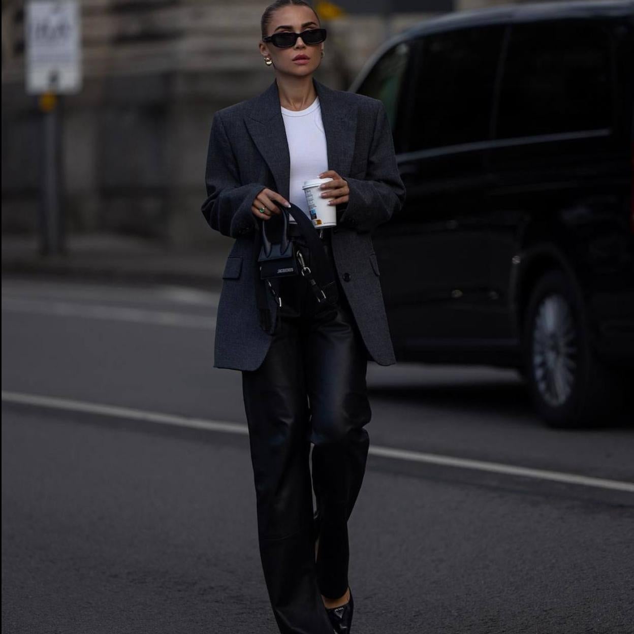 La influencer lleva unos pantalones modernos efecto piel