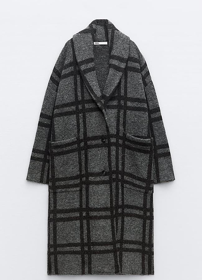 Imagen - Abrigo con estampado de cuadros en gris y negro de Zara (59,95 euros).