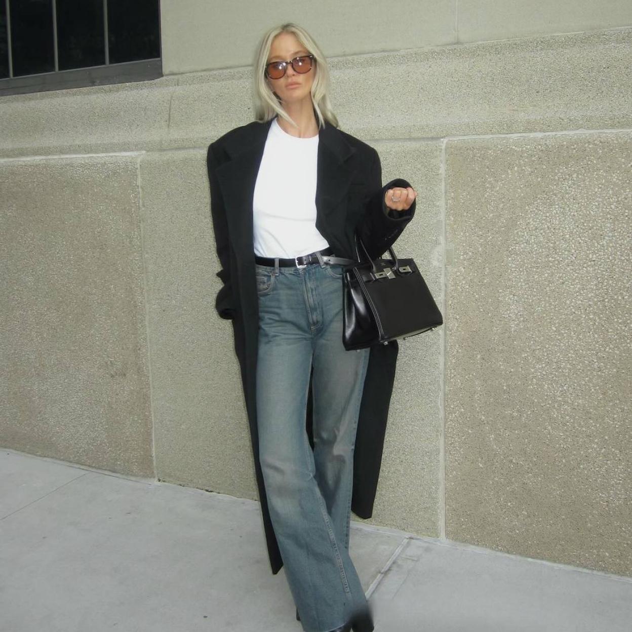 La influencer lleva un look con básicos