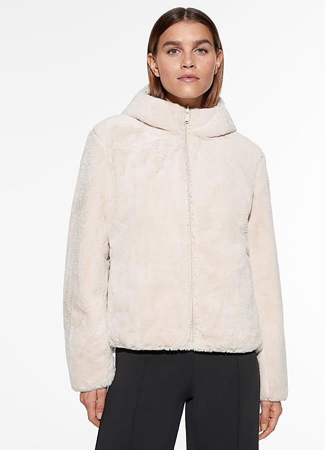 Imagen - Abrigo reversible efecto pelo de Oysho.