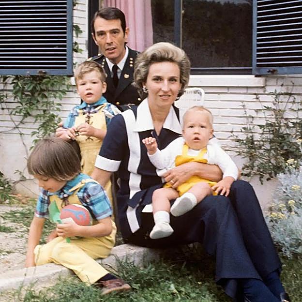 Cómo han sido los matrimonios de los hijos de la infanta Pilar: bodas secretas, parejas famosas y amores fracasados