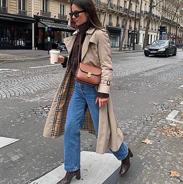 Influencer con look estilo francés con gabardina
