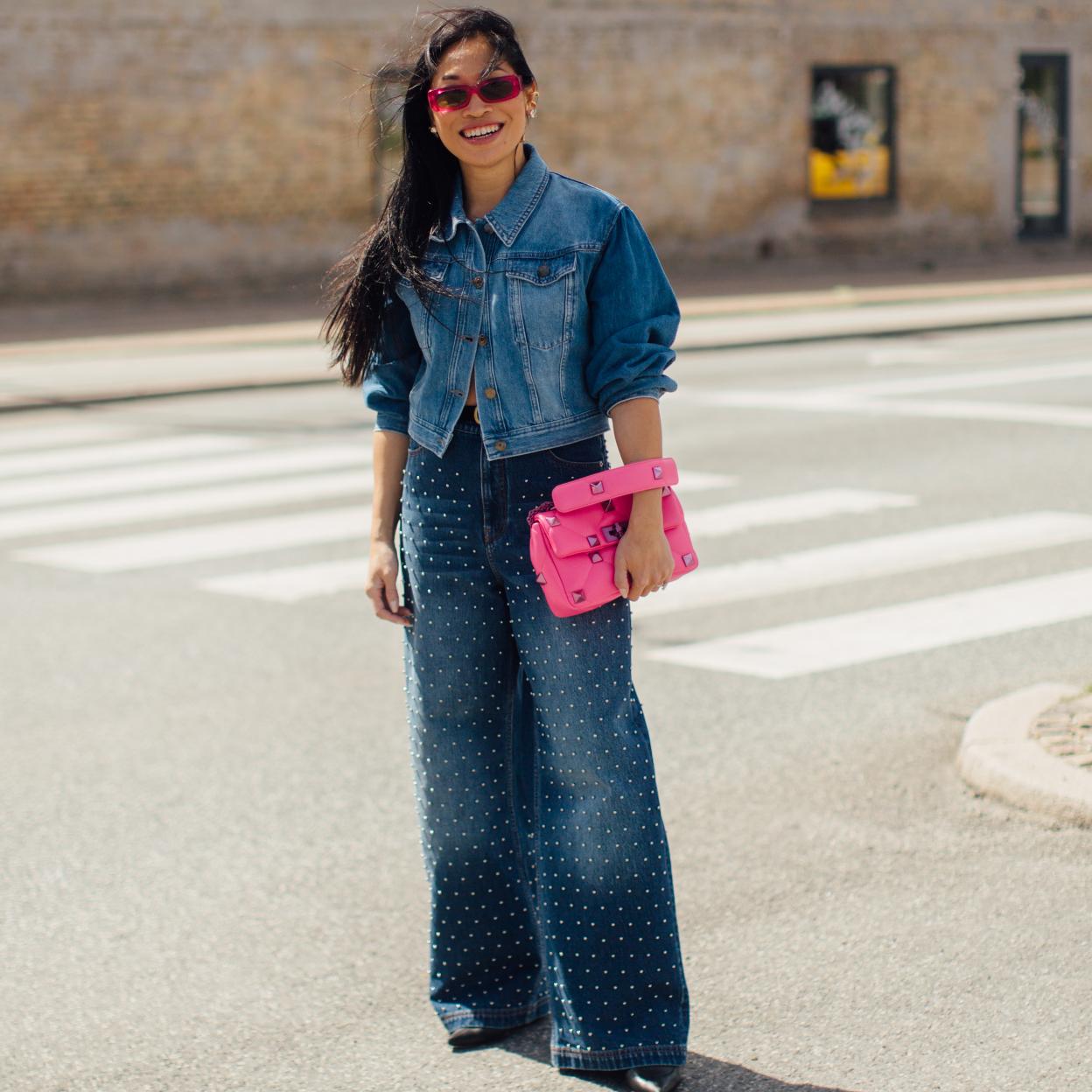 Un look de street style con pantalones de brillos.