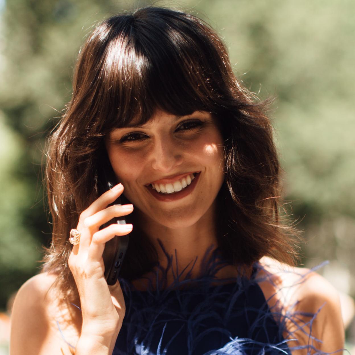 Una mujer con mucho volumen en el cabello.