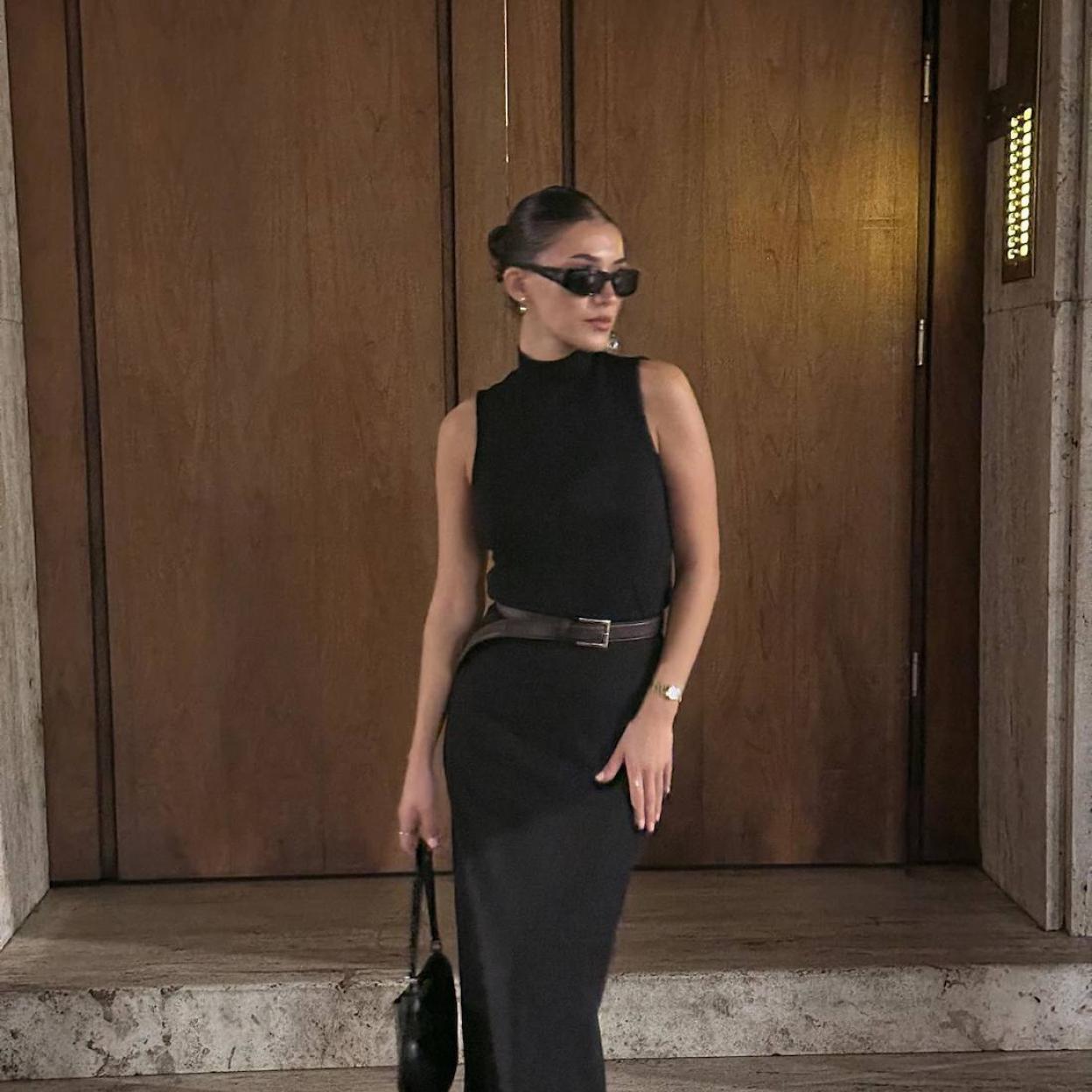 Influencer con look elegante con top de cuello alto