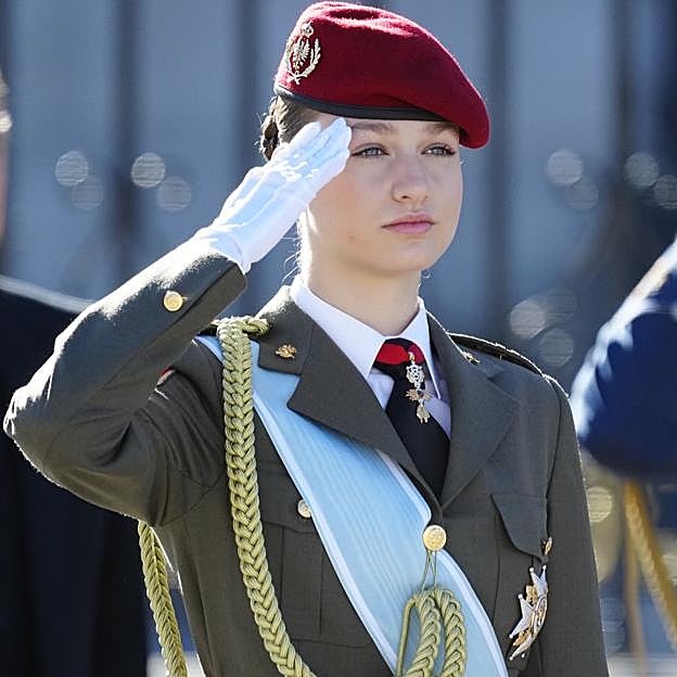 La princesa Leonor debuta en la Pascua Militar: uniforme de gala, miradas cómplices con la reina Letizia y orgullo del rey Felipe