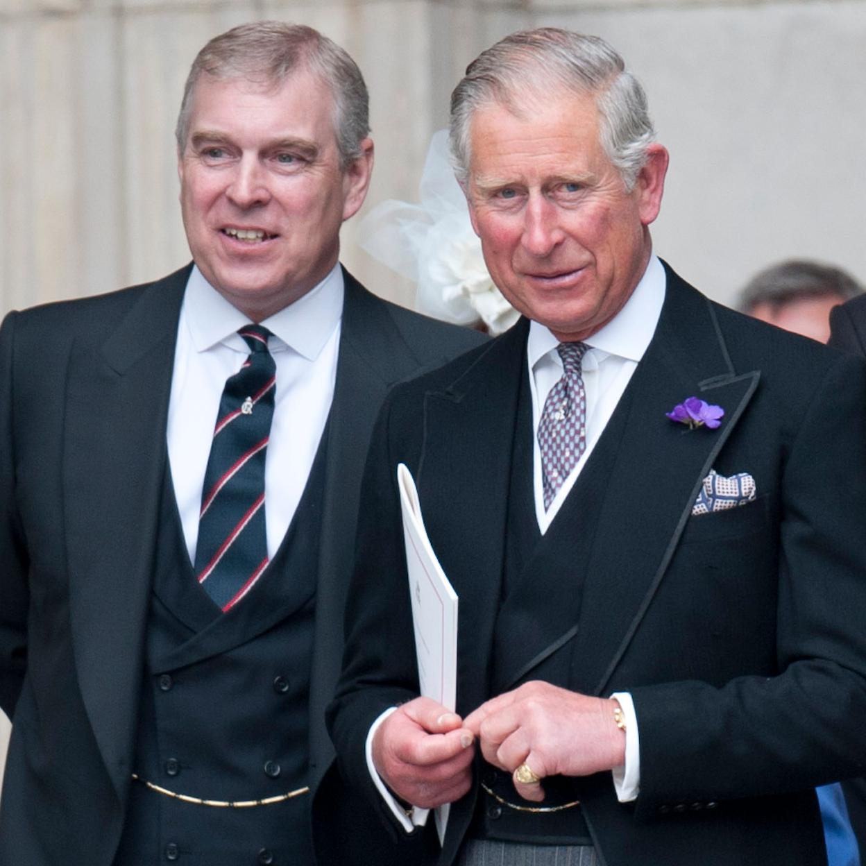 El príncipe Andrés, con su hermano, el rey Carlos III. 