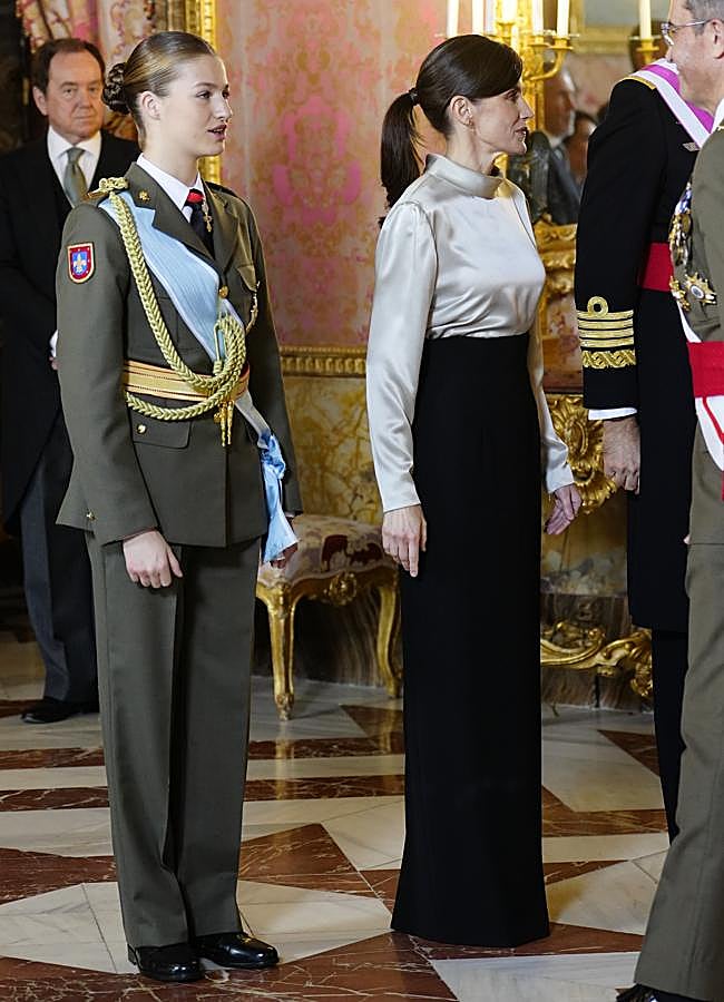 Imagen - Leonor y la reina Letizia, con un look elegante y sobrio. / LIMITED PICTURES