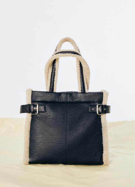 Imagen - Bolso negro de Stradivarius (29,99 euros)