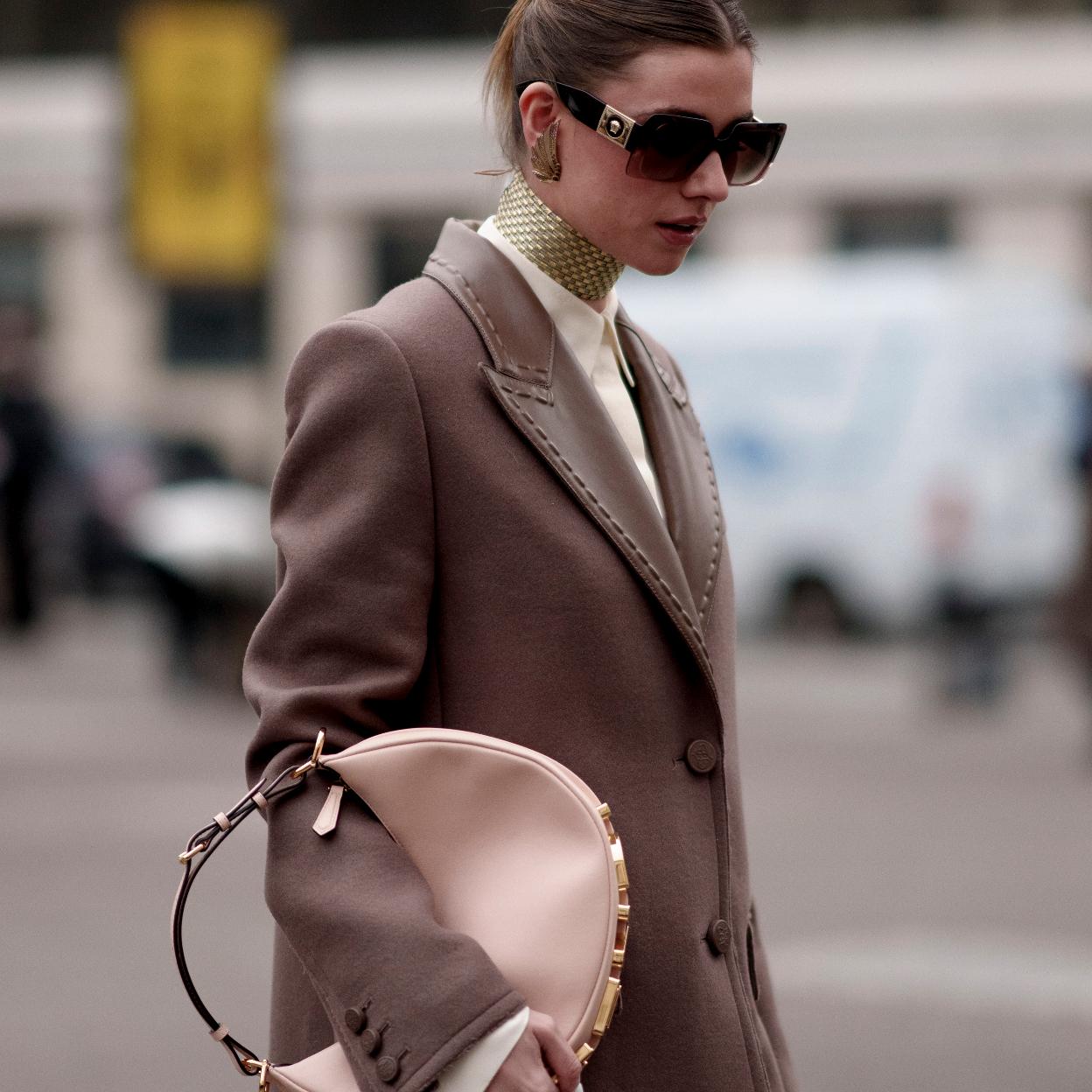 Un look de street style con abrigo.