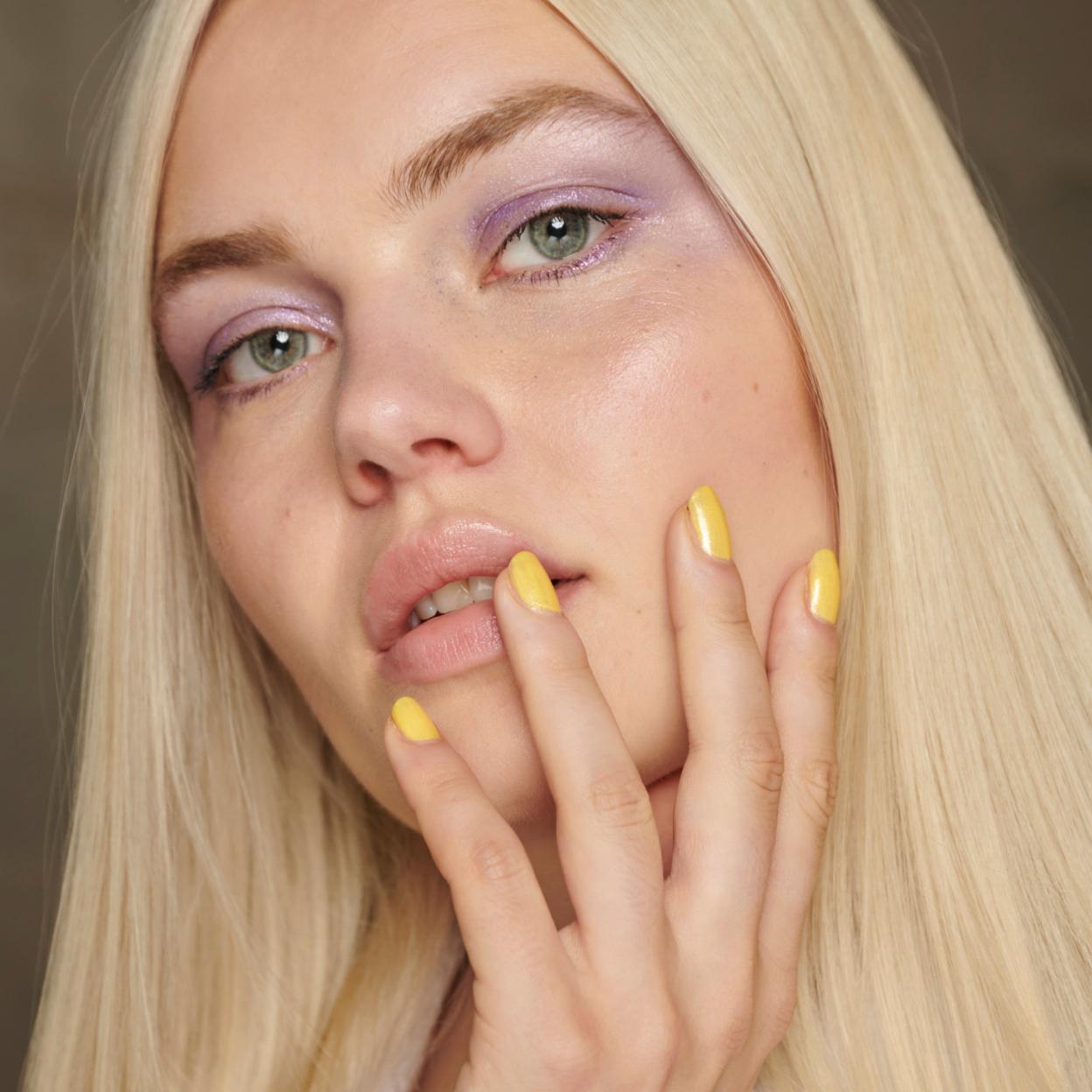 Mujer con uñas pintadas