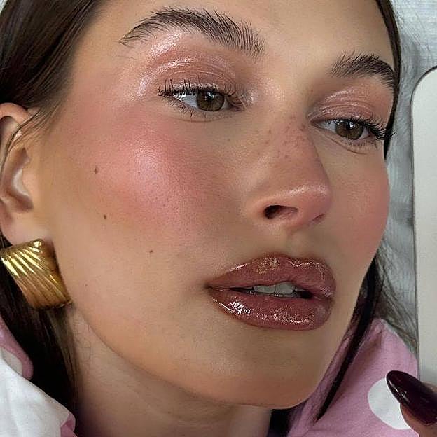 Hailey Bieber con lip combo viral estilo hot cocoa lips