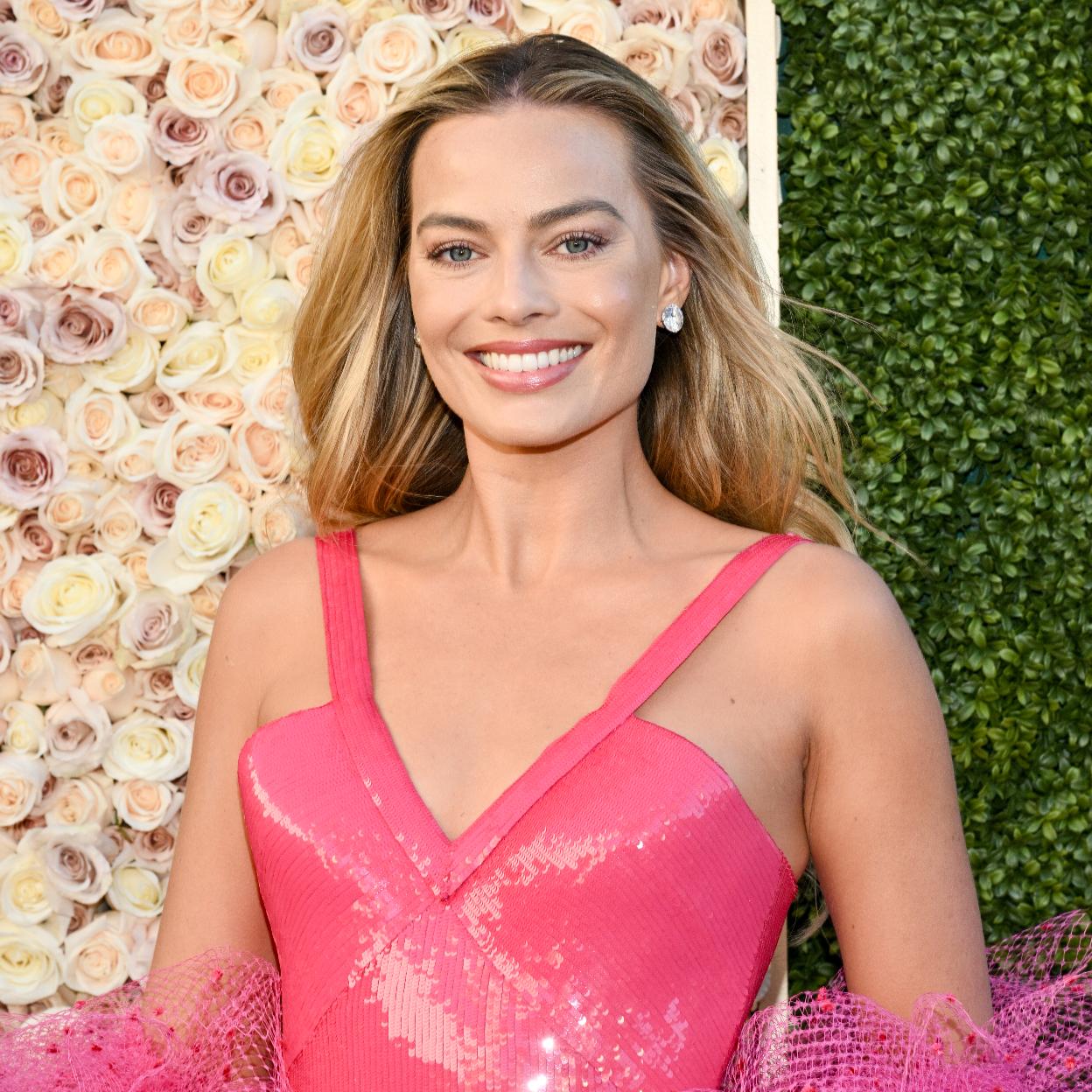 Margot Robbie en la alfombra roja de los Globos de Oro 2024. / 