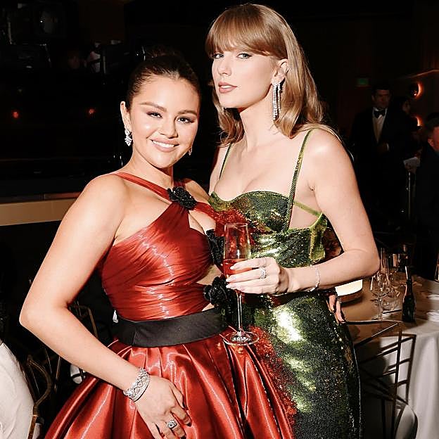 Tanto Taylor Swift como Selena Gomez acudieron a la gala de entrega de los Globos de Oro sin sus novios. 
