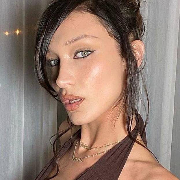 Bella Hadid con tendencia en cejas 2024 estilo micro brows