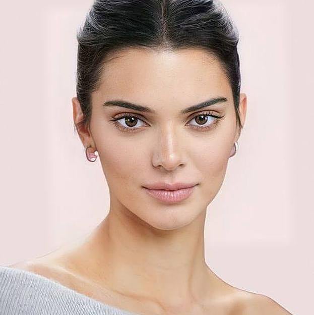 Kendall Jenner con tendencia en cejas 2024 de diseño recto
