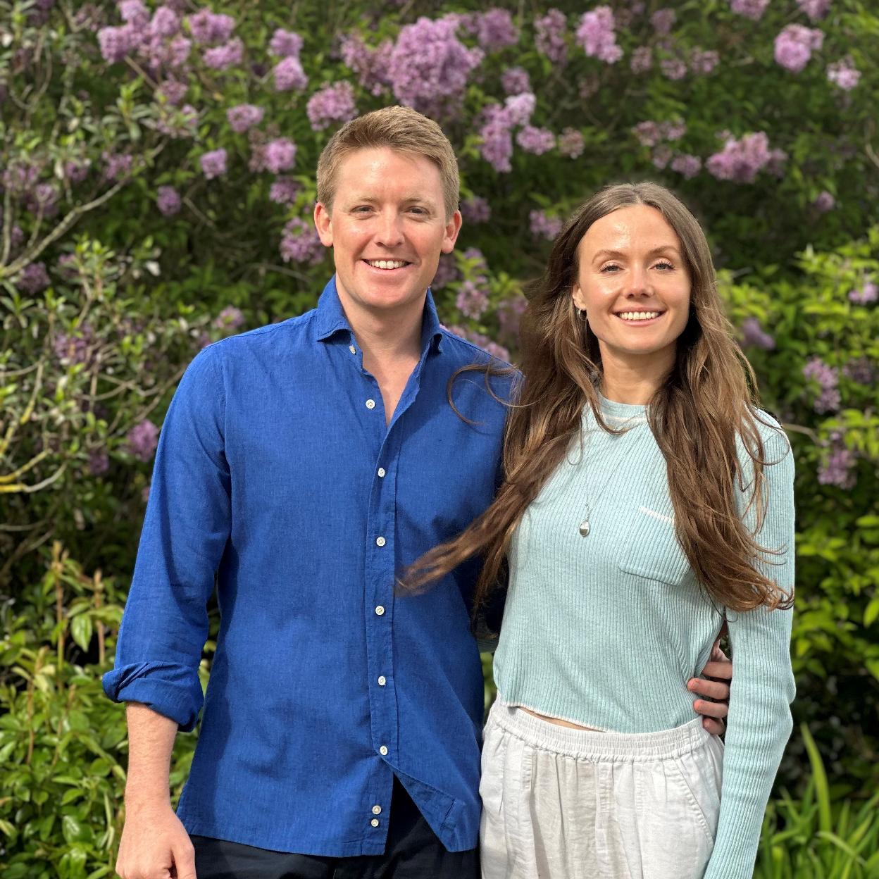 Hugh Grosvenor y Olivia Henson tras anunciar su compromiso. / 